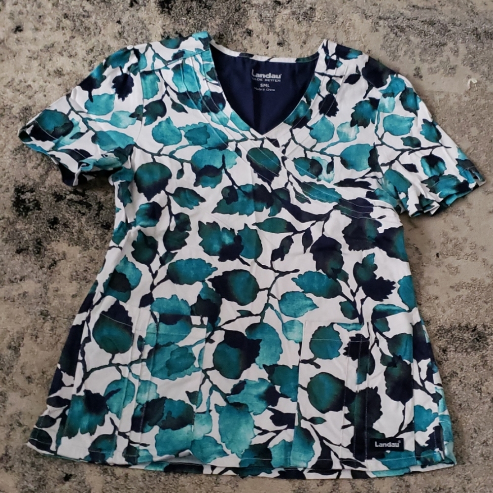 Landau patterned scrub top